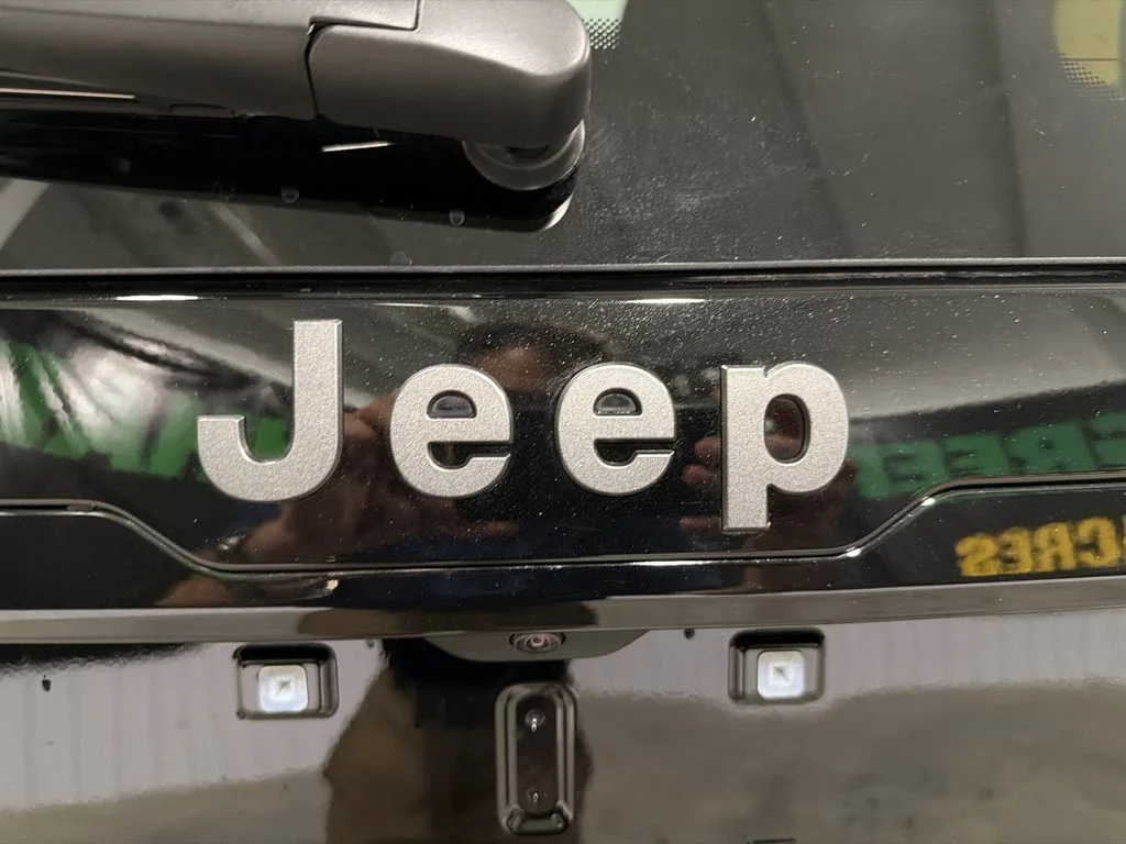 New 2026 Diamond Black Crystal Pearl-Coat Exterior Paint Jeep Laredo image 8