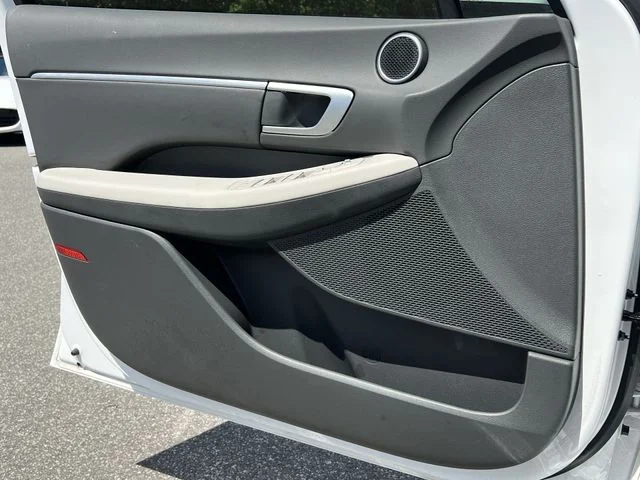 Used 2025 White Hyundai SEL image 31