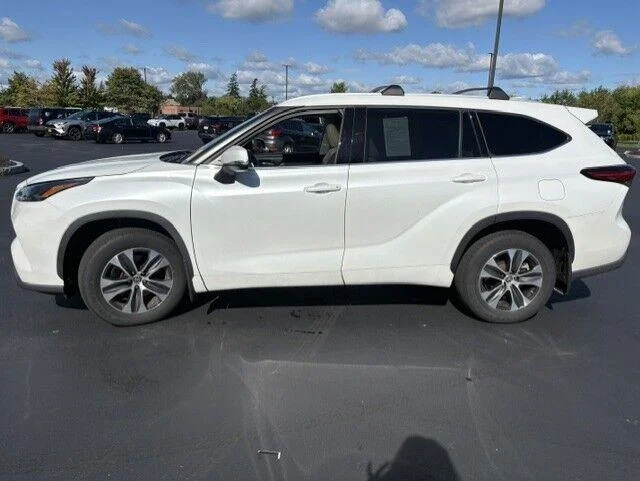 Used 2022 Wind Chill Pearl Toyota XLE image 18