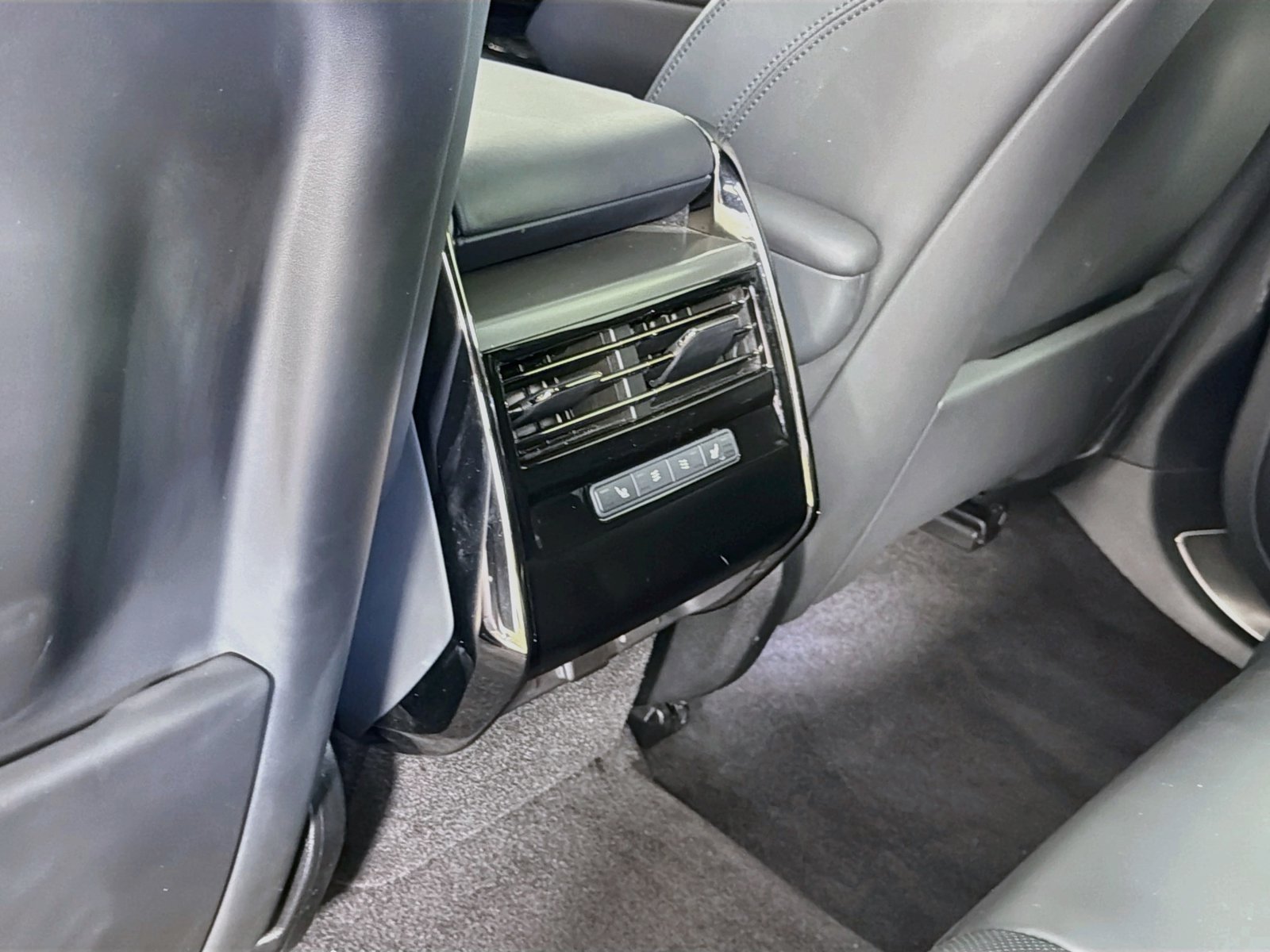Certified Used 2025 Fuji White Land Rover SE image 28
