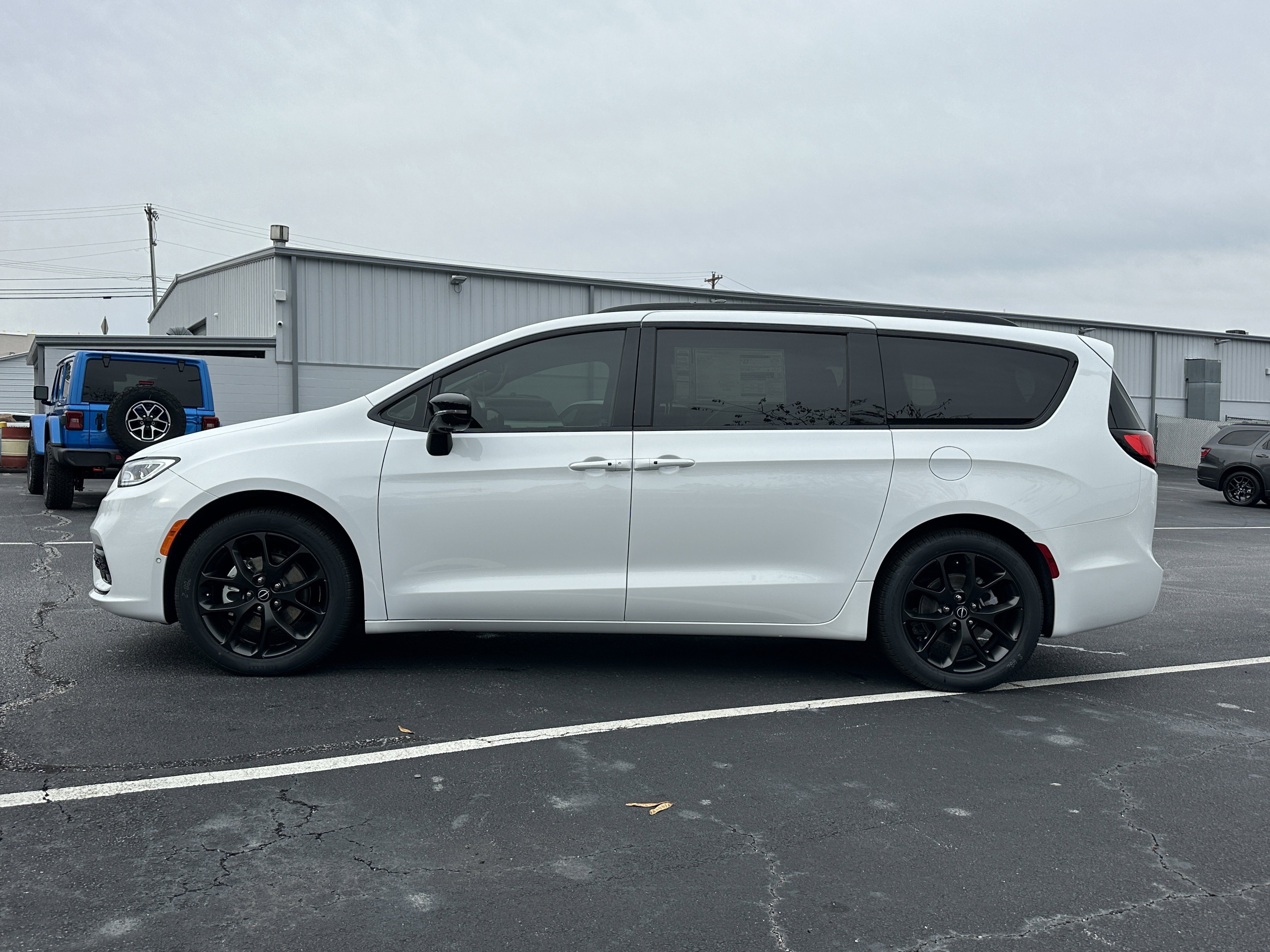 New 2026 Bright White Clear-Coat Exterior Paint Chrysler Limited image 5