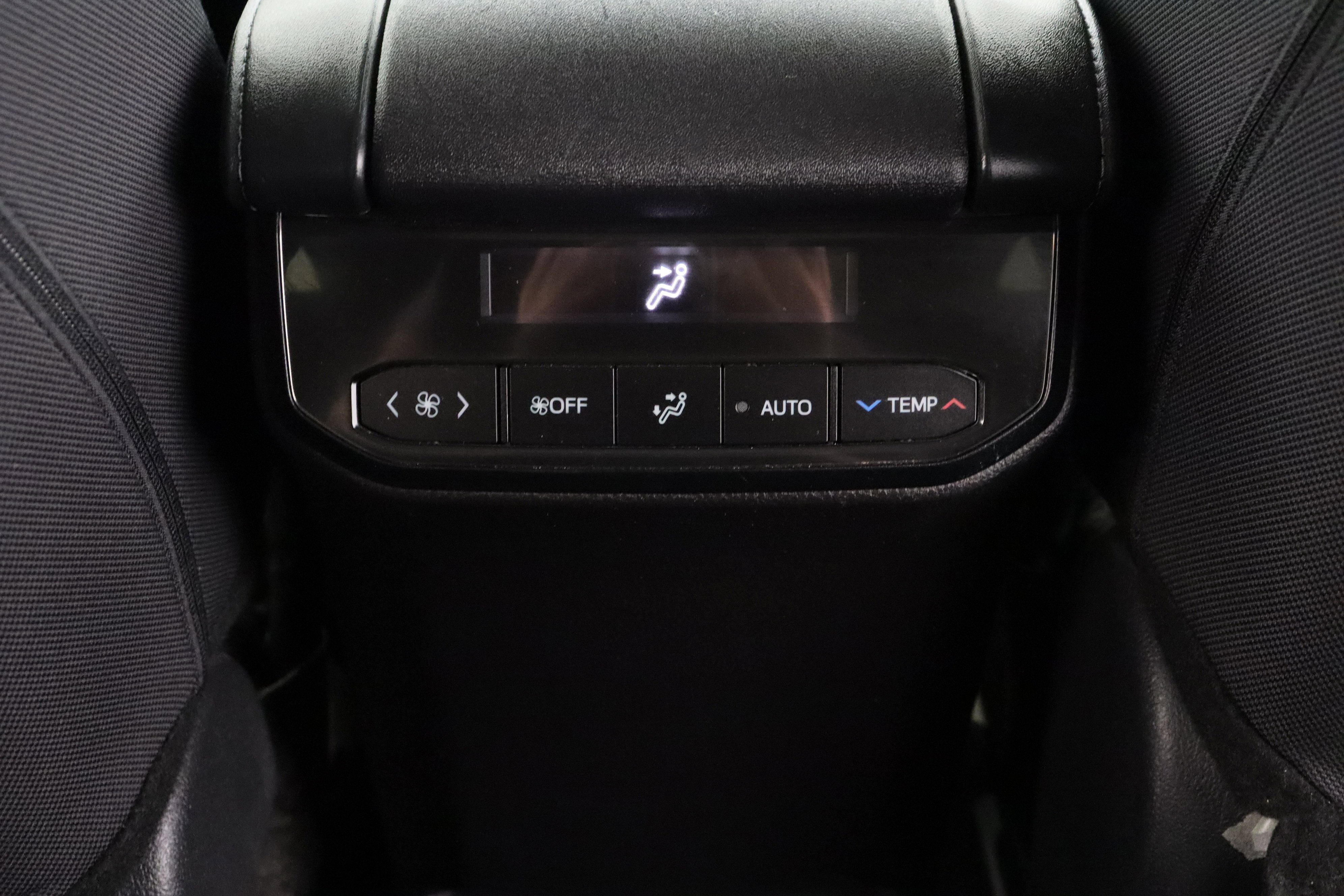 2025 Toyota Highlander LE - Photo 29