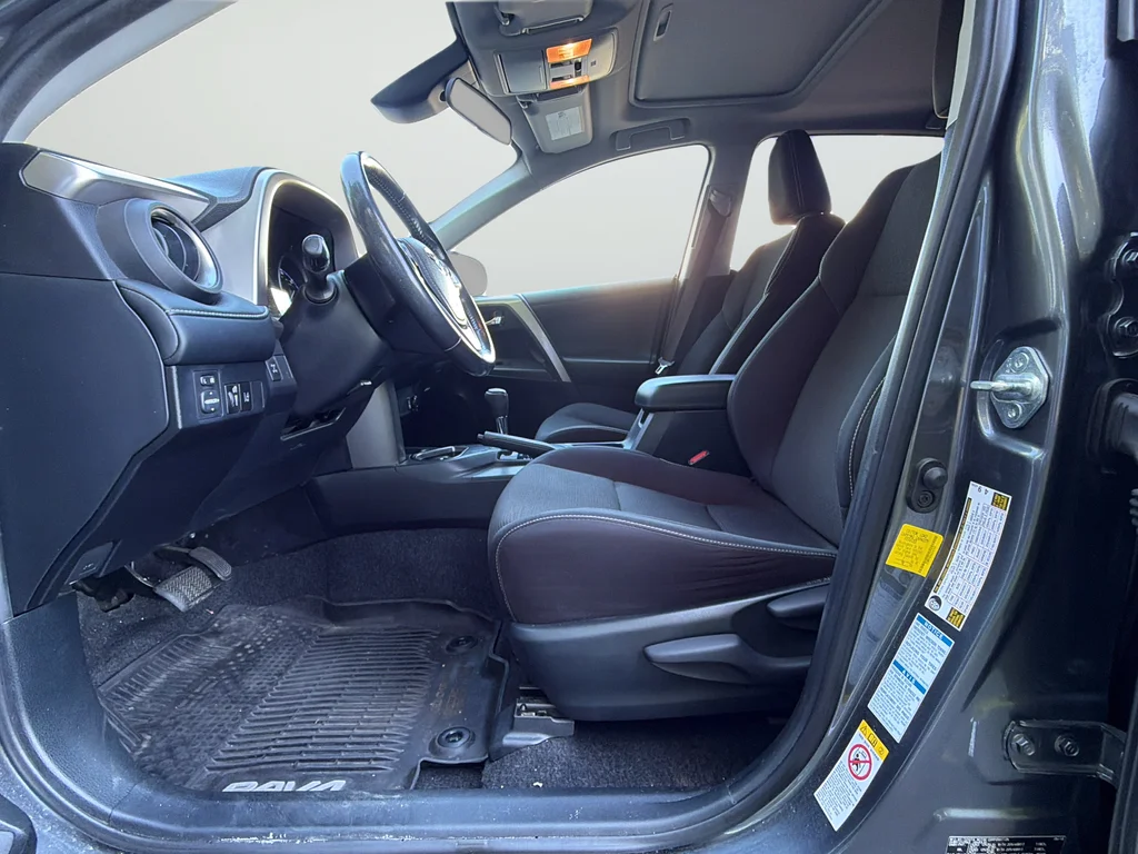 Used 2018 Gray Toyota XLE image 10
