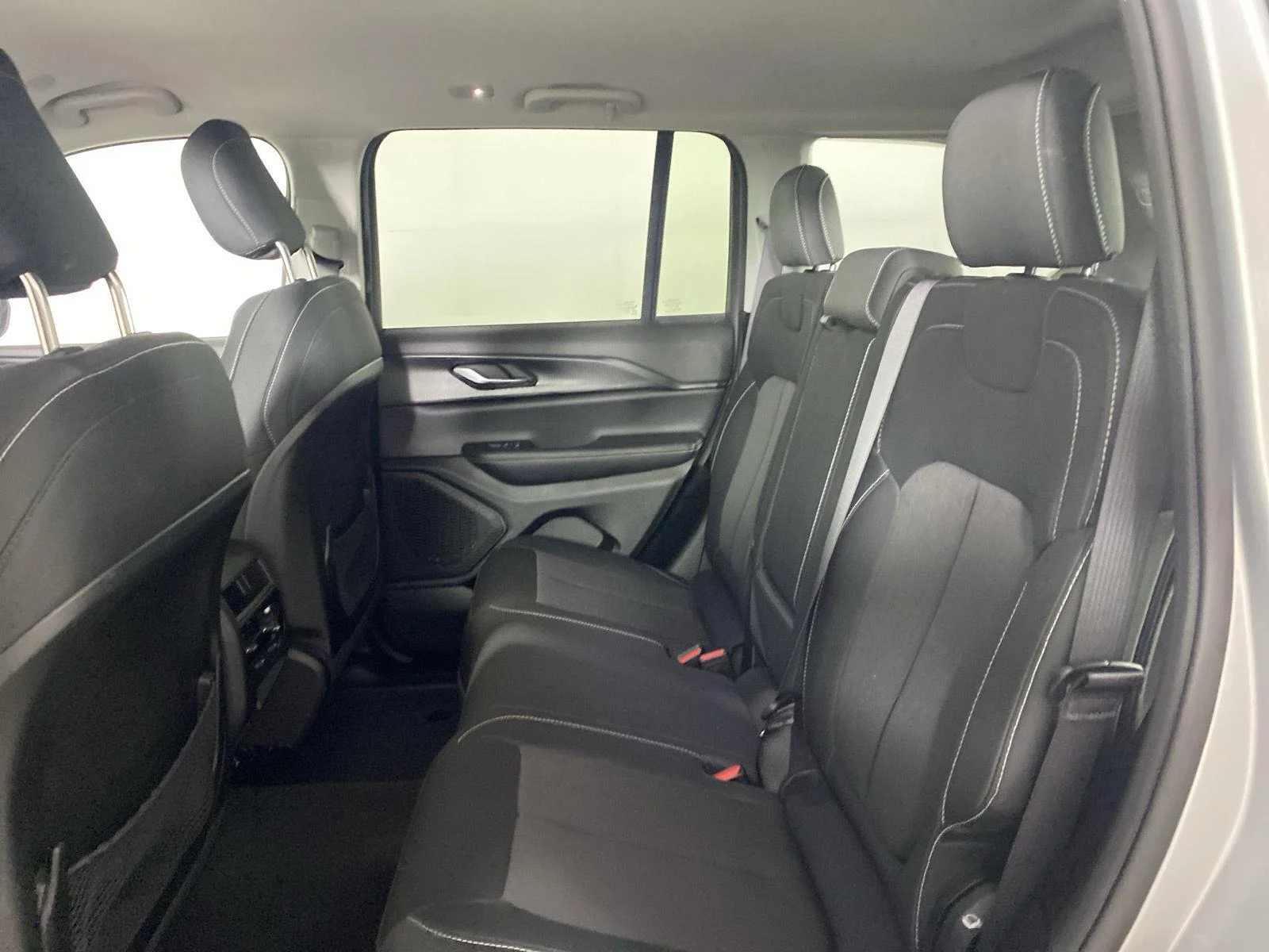 Used 2023 Silver Zynith Jeep Laredo image 31