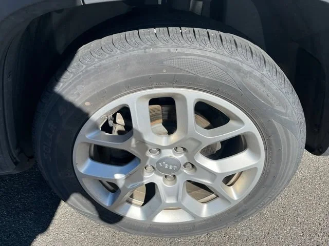Used 2017 Glacier Metallic Jeep Latitude image 14