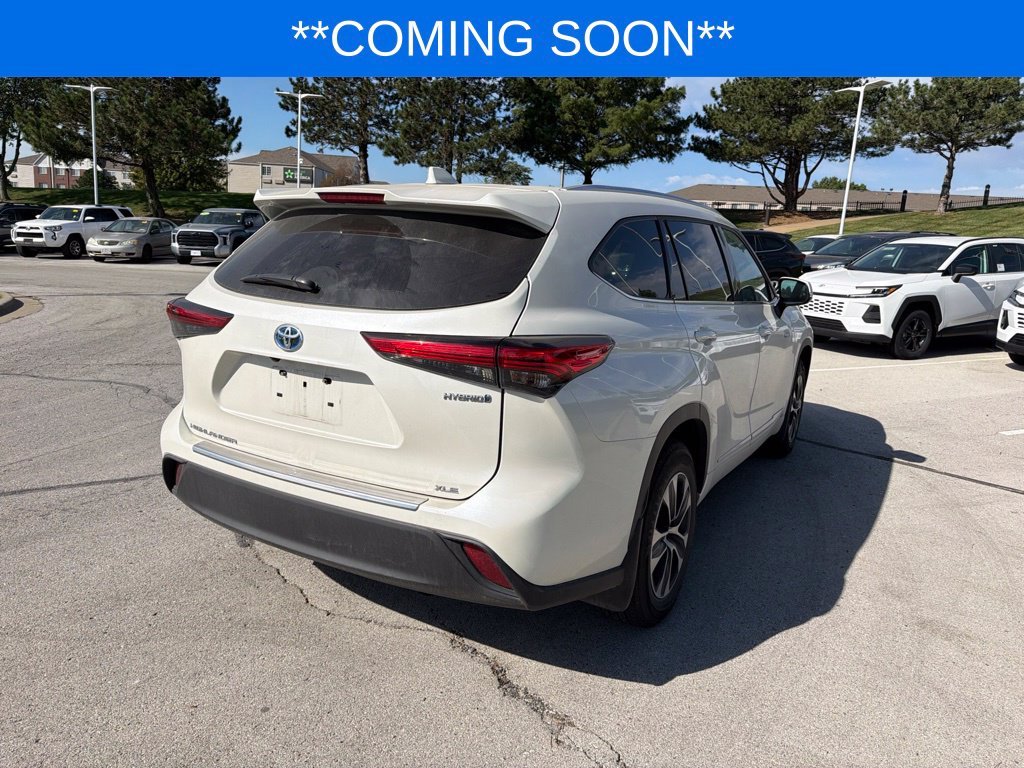 Used 2021 White Toyota XLE image 8