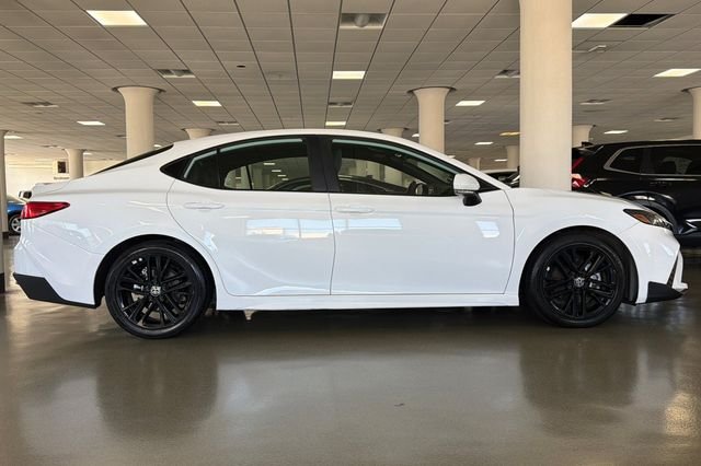 Used 2025 Ice Cap Toyota SE image 3