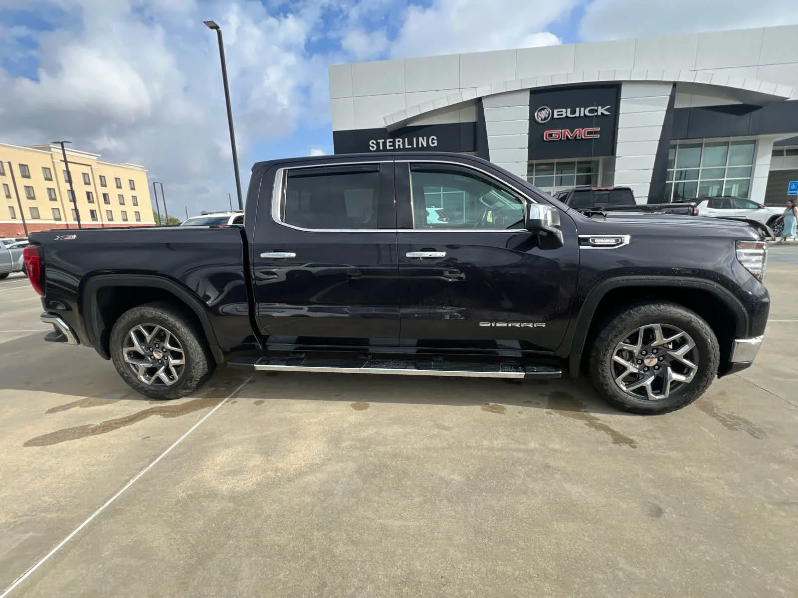 2022 GMC Sierra 4WD Crew Cab Short Box SLT's photo