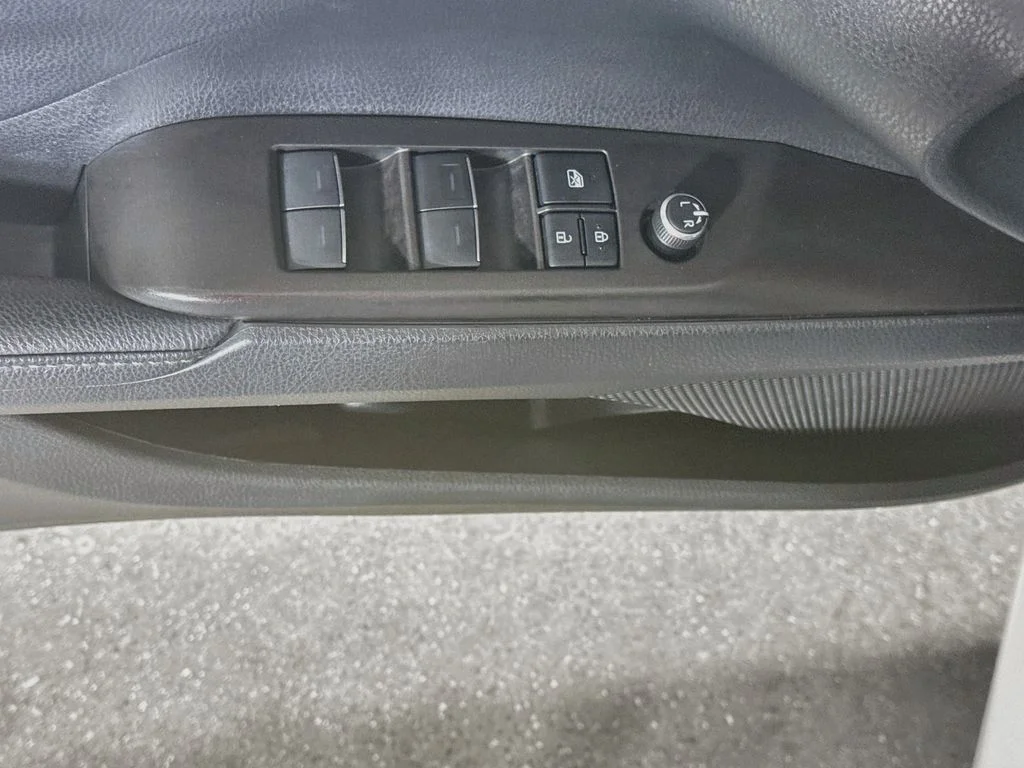 Used 2021 Wind Chill Pearl Toyota Hybrid XLE image 17