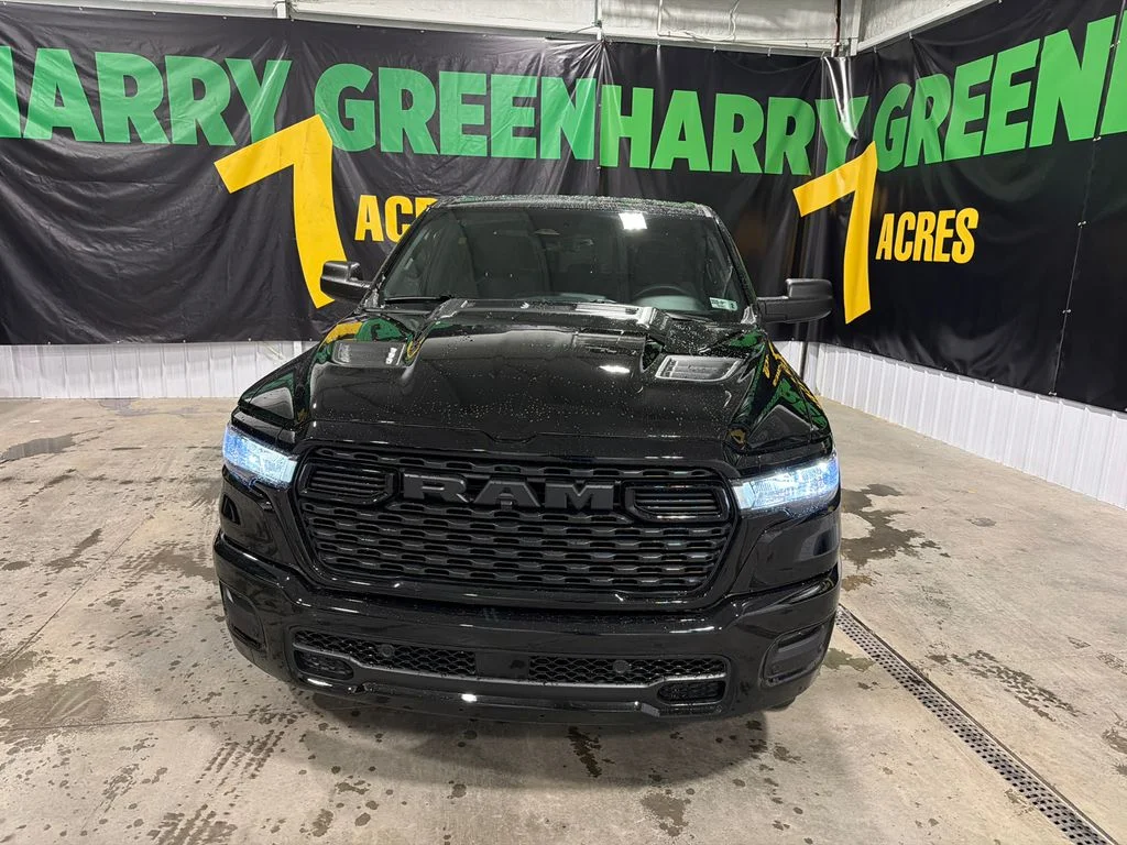 New 2026 Diamond Black Crystal Pearl-Coat Exterior Paint RAM Tradesman image 2