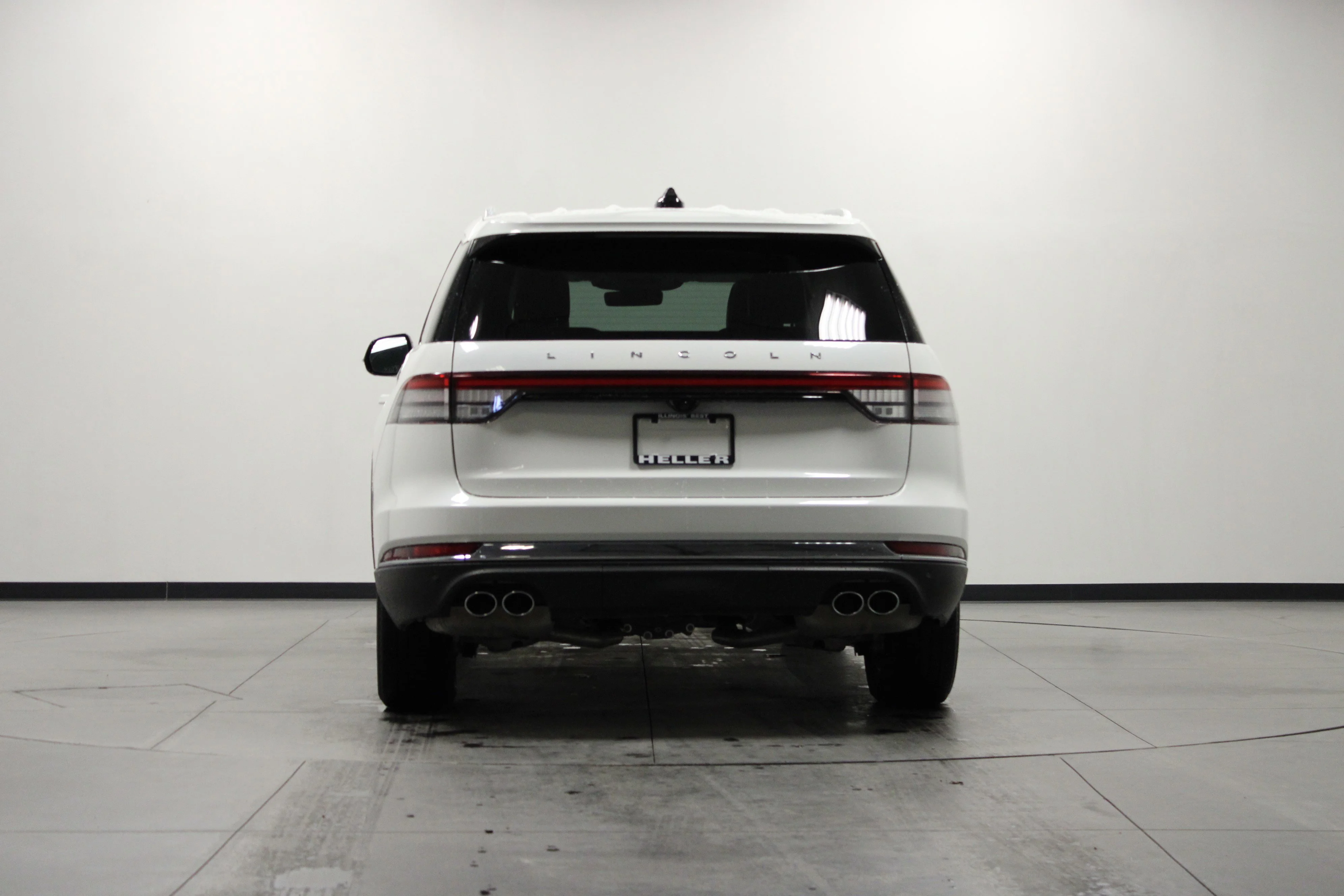 Used 2025 White Metallic Lincoln Premiere image 5
