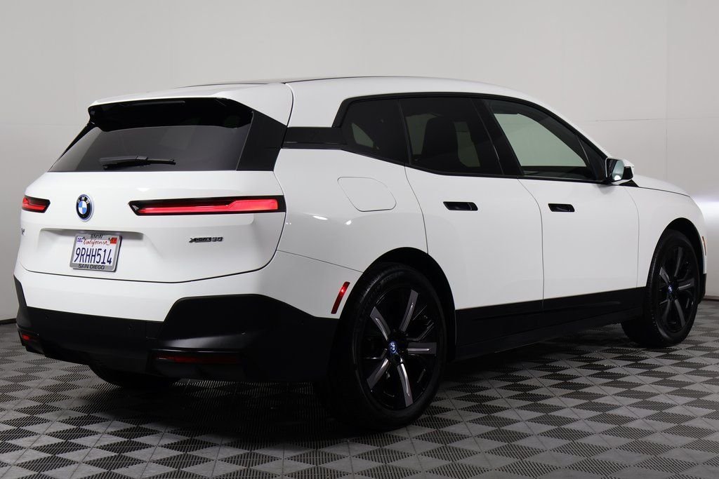 Certified Used 2025 Alpine White BMW xDrive50 image 4