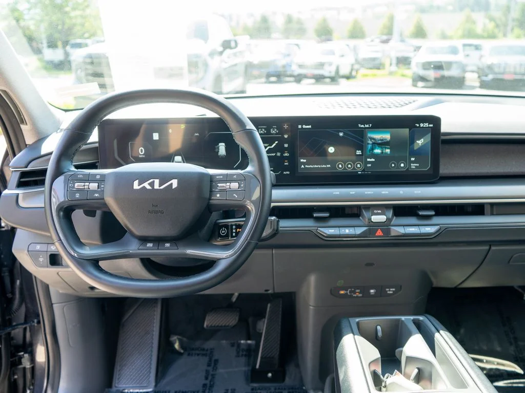 Used 2024 Gray Kia Wind image 16