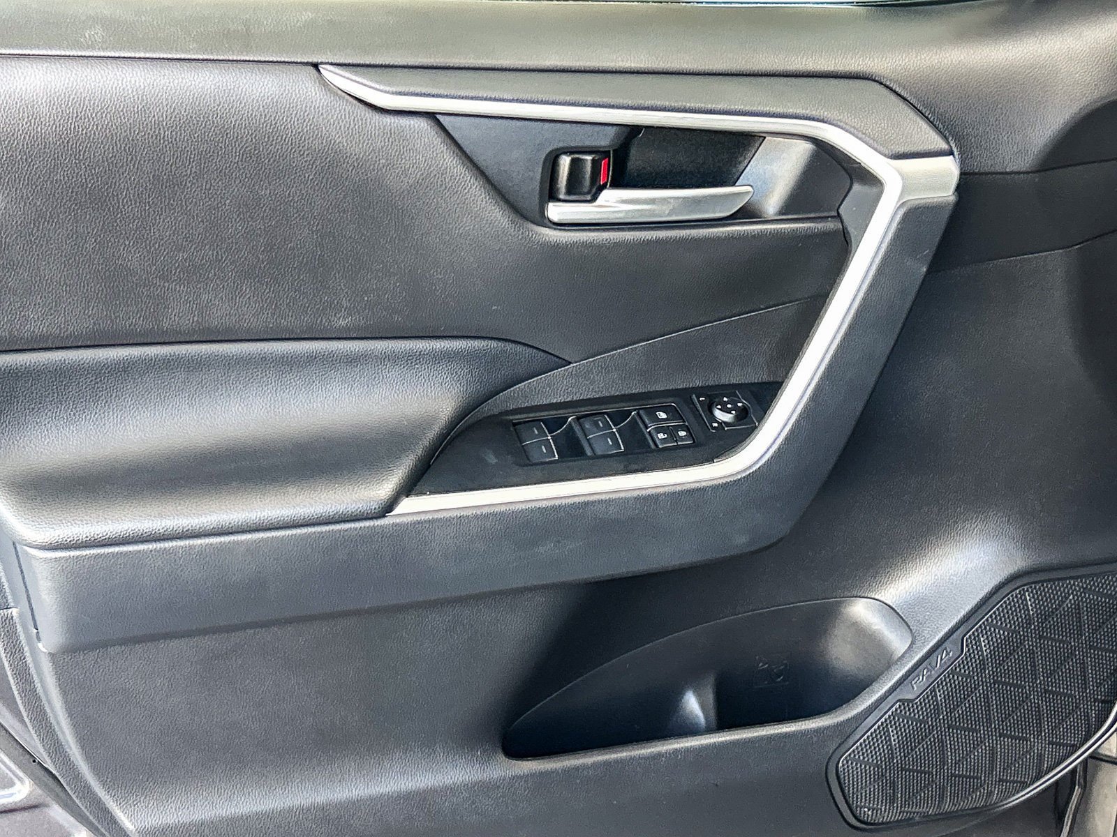 2025 Toyota RAV4 XLE - Photo 24