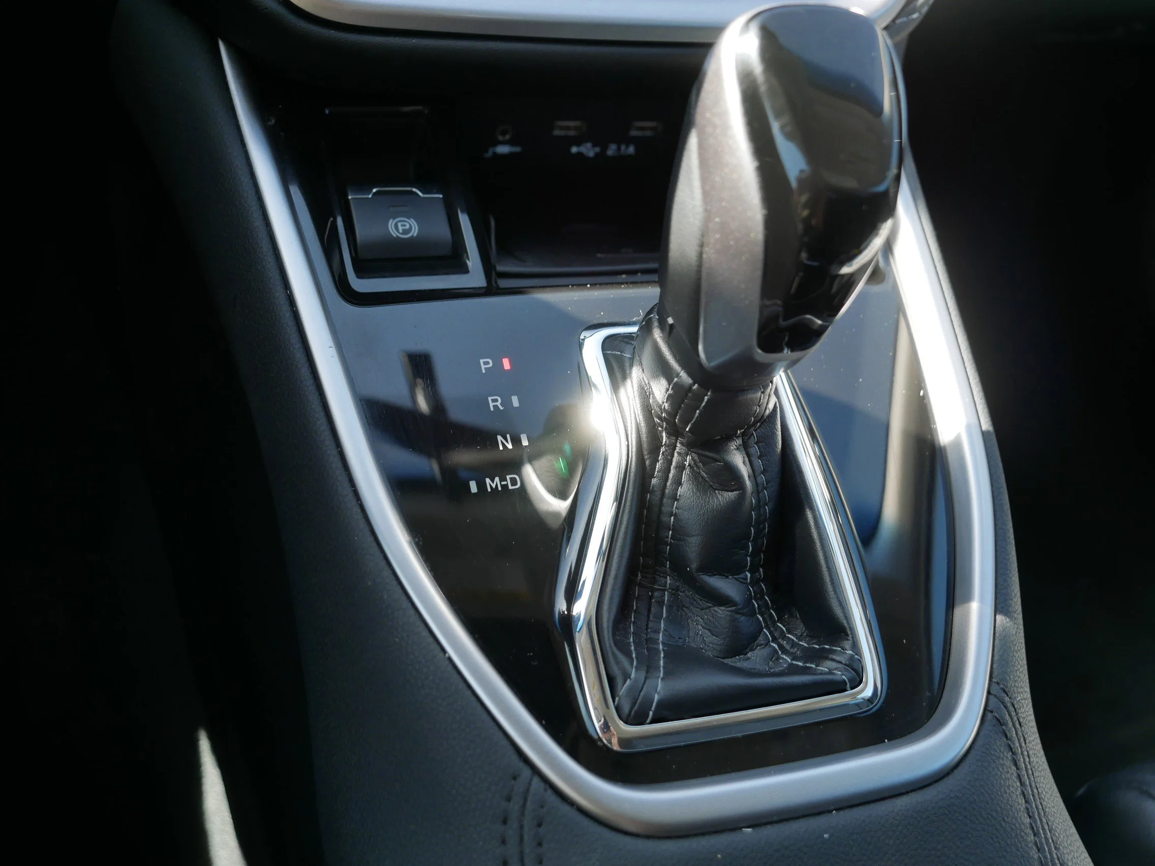 Used 2020 Crystal White Pearl Subaru Limited image 24