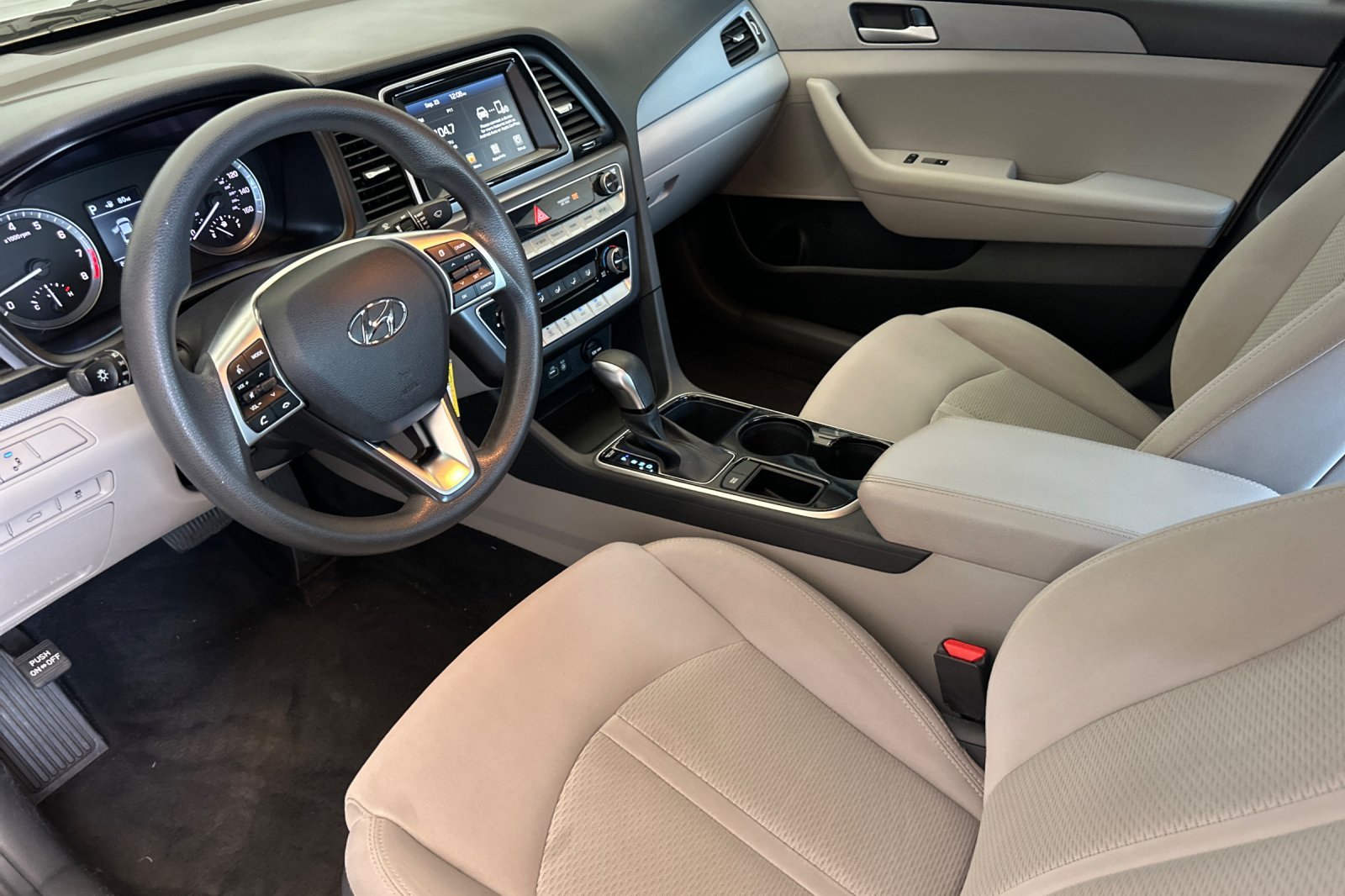 Used 2018 Silver Hyundai SE image 10
