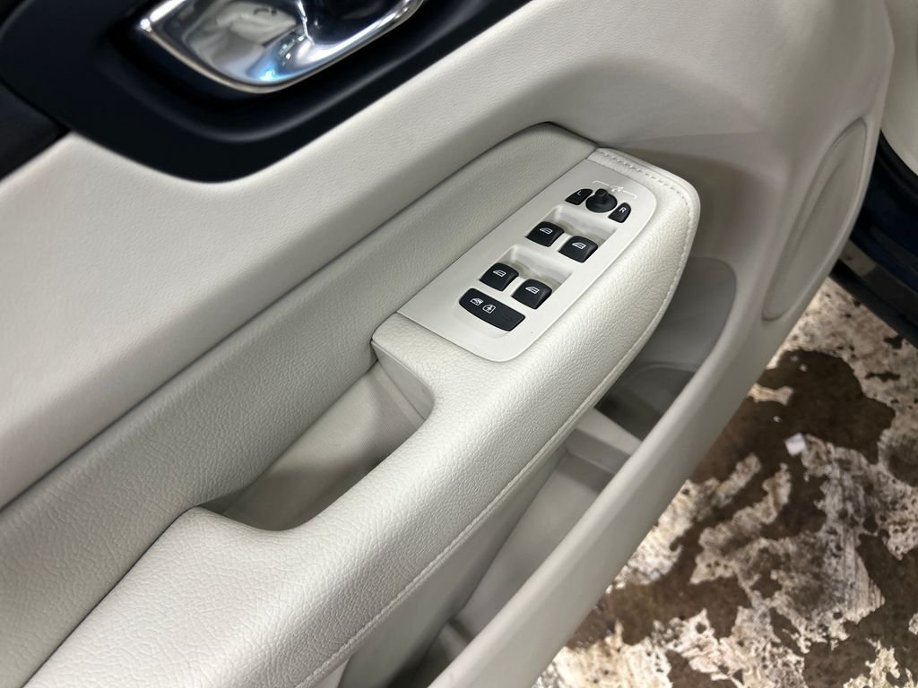 Certified Used 2022 Blue Volvo T8 Inscription Expression image 16
