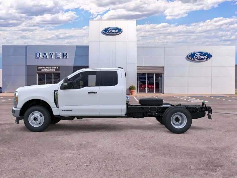 New 2026 Oxford White Ford F-350® XL image 3