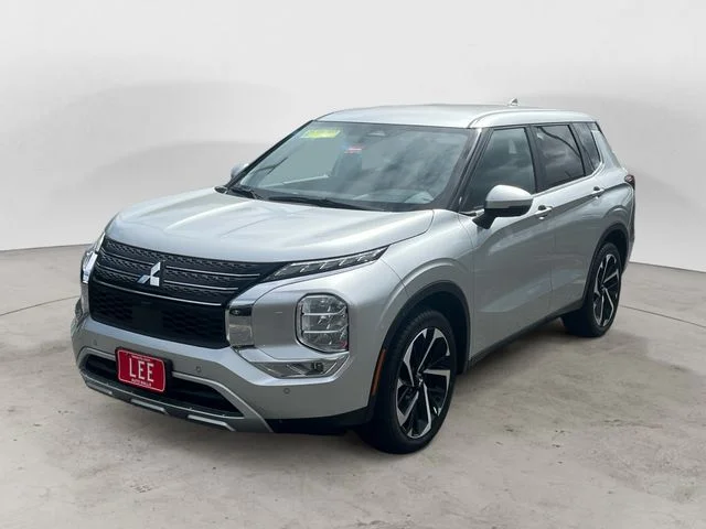 Used 2024 Silver Mitsubishi SE Black Edition image 1