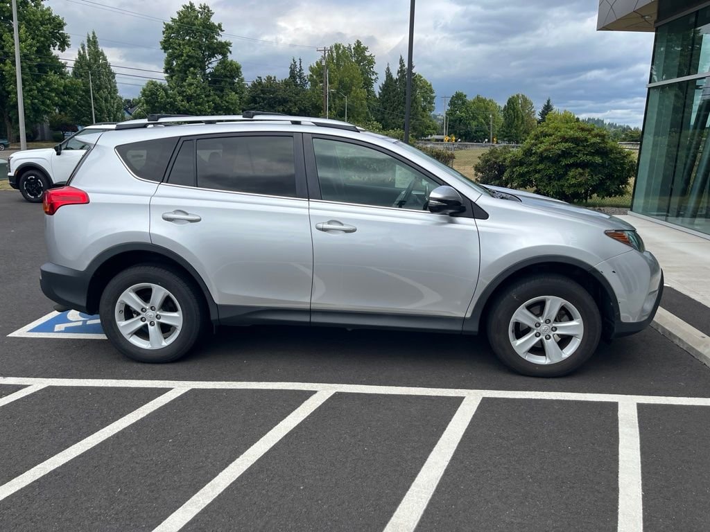 Used 2013 Classic Silver Metallic Toyota XLE image 4