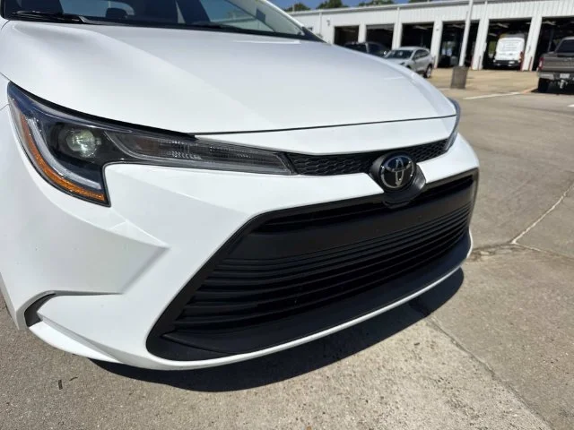 Used 2025 White Toyota LE image 4