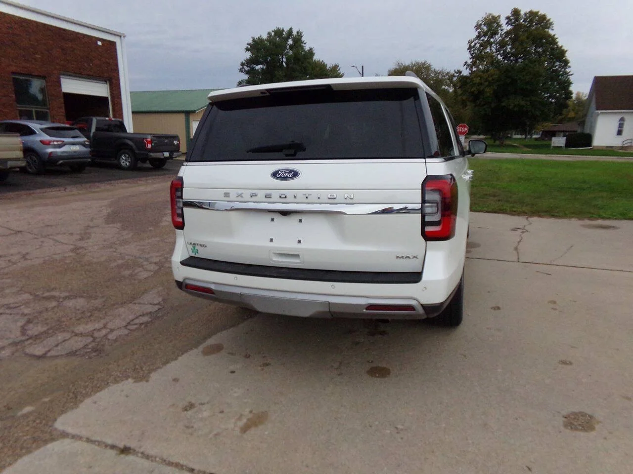 Used 2024 Oxford White Ford Limited 4x4 4dr SUV image 6