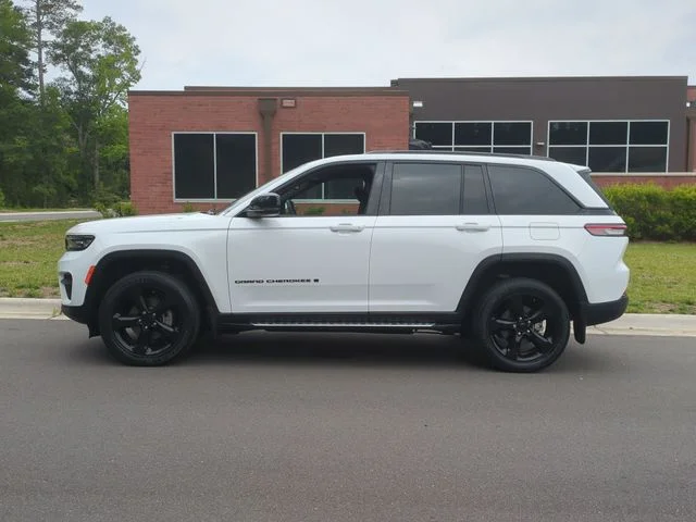Used 2023 White/off-white Jeep Altitude X image 10