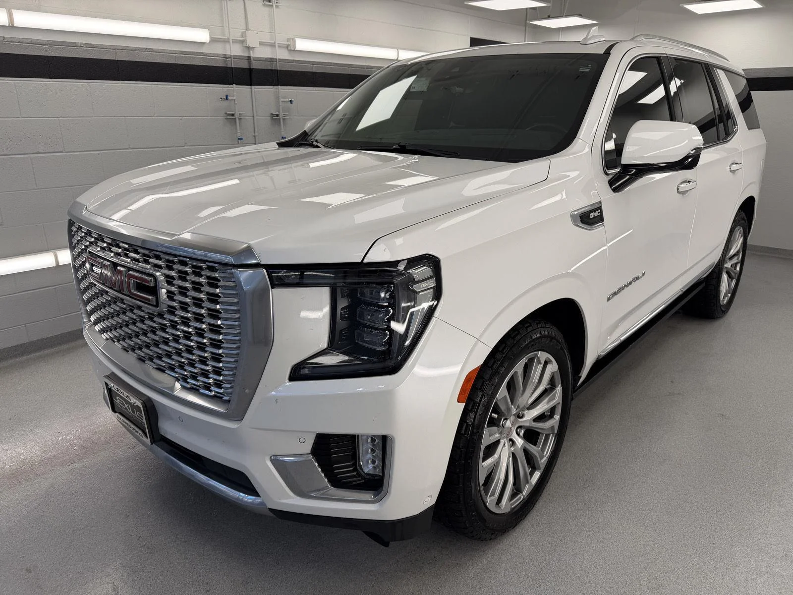 Used 2023 White Frost Tricoat GMC Denali image 2