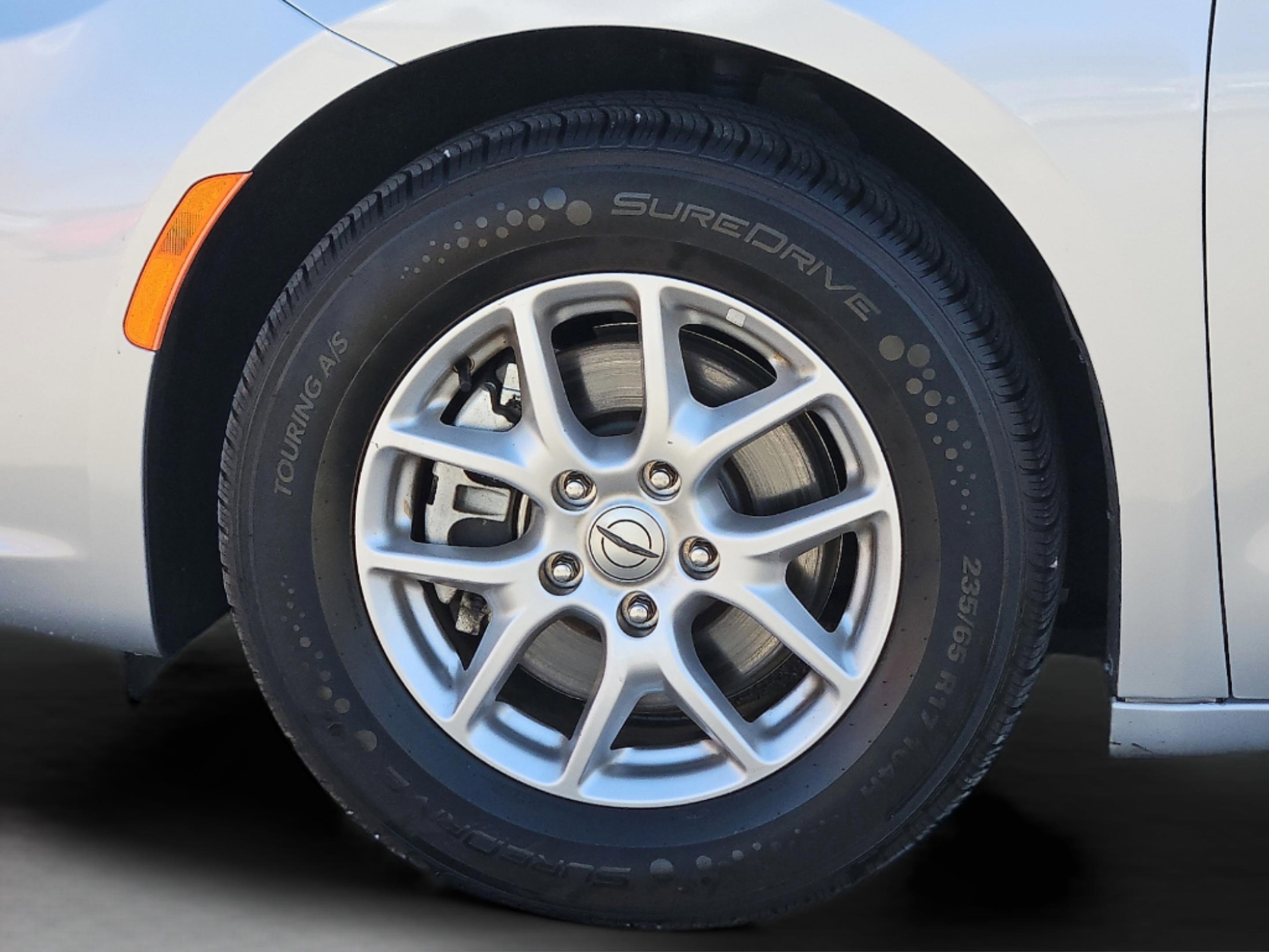 Used 2024 Silver Mist Clearcoat Chrysler Touring L image 29