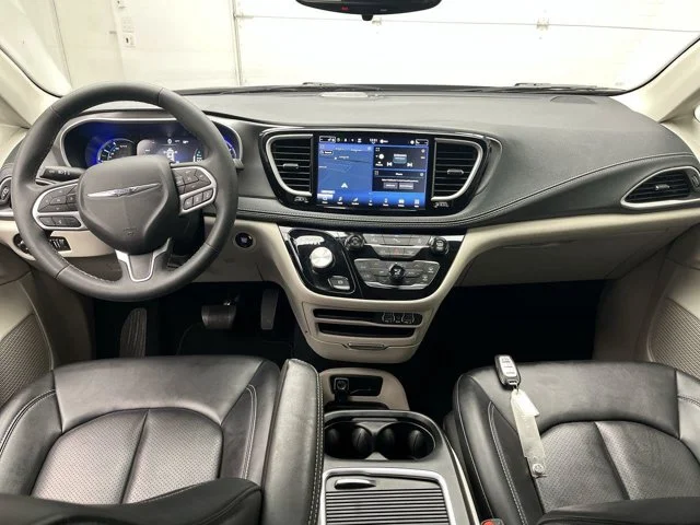 Used 2024 Silver Mist Clearcoat Chrysler Hybrid Select image 4