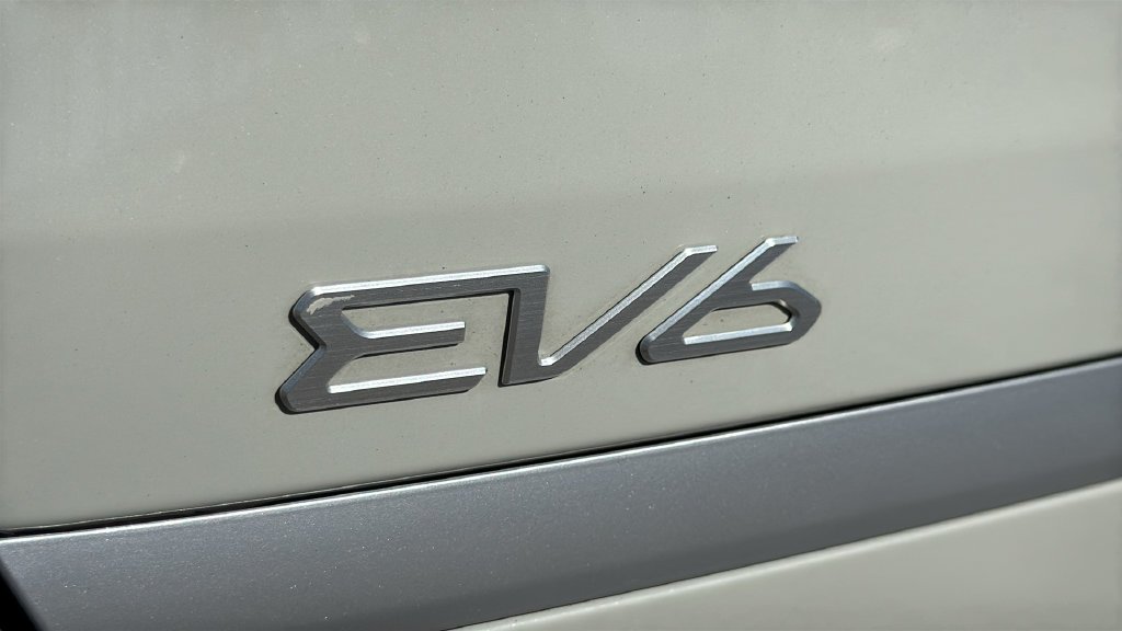 Used 2024 White Kia Light image 11