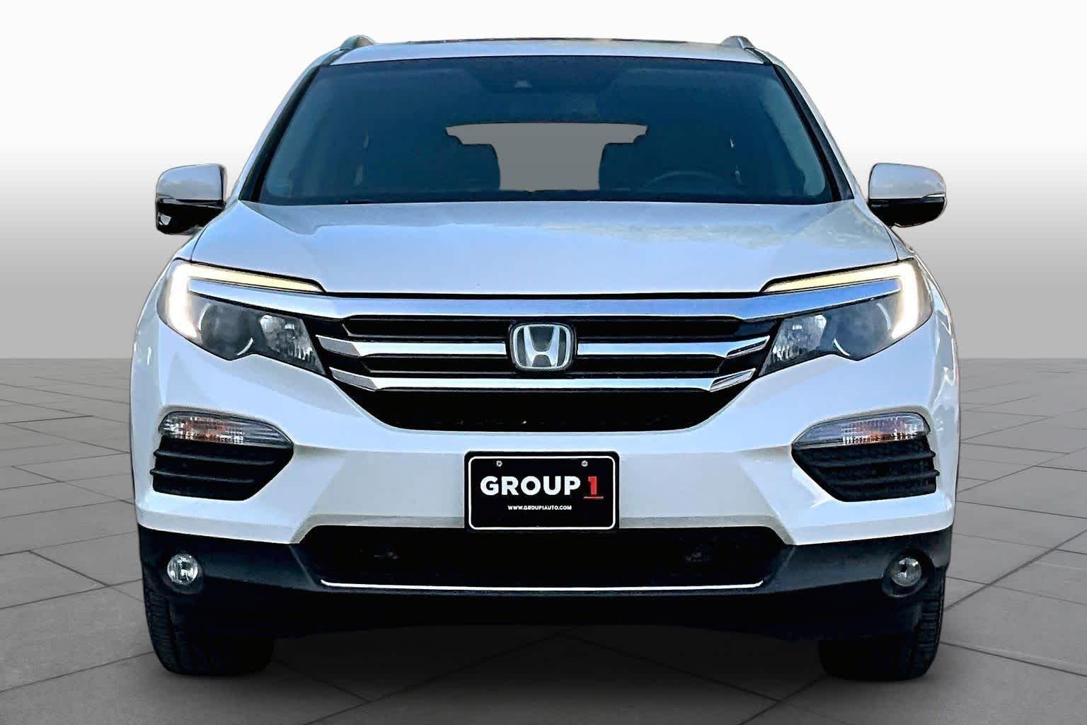 Used 2018 White Diamond Pearl Honda Touring image 4