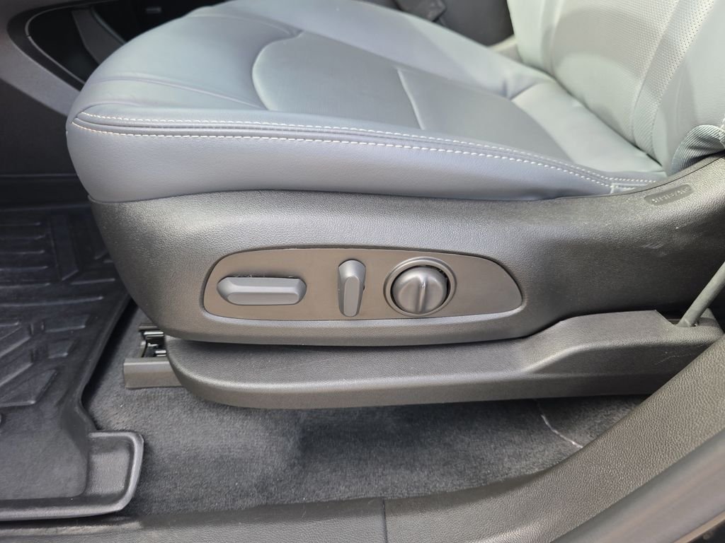 Used 2023 Black Buick Essence image 13