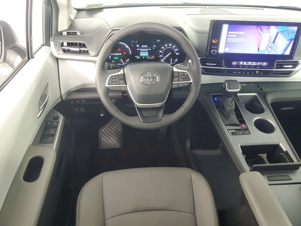 2025 Toyota Sienna XLE - Photo 14