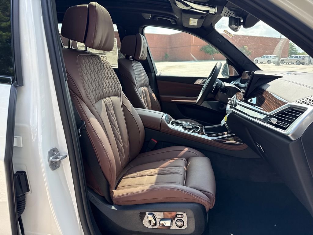 New 2027 White BMW M60i image 30