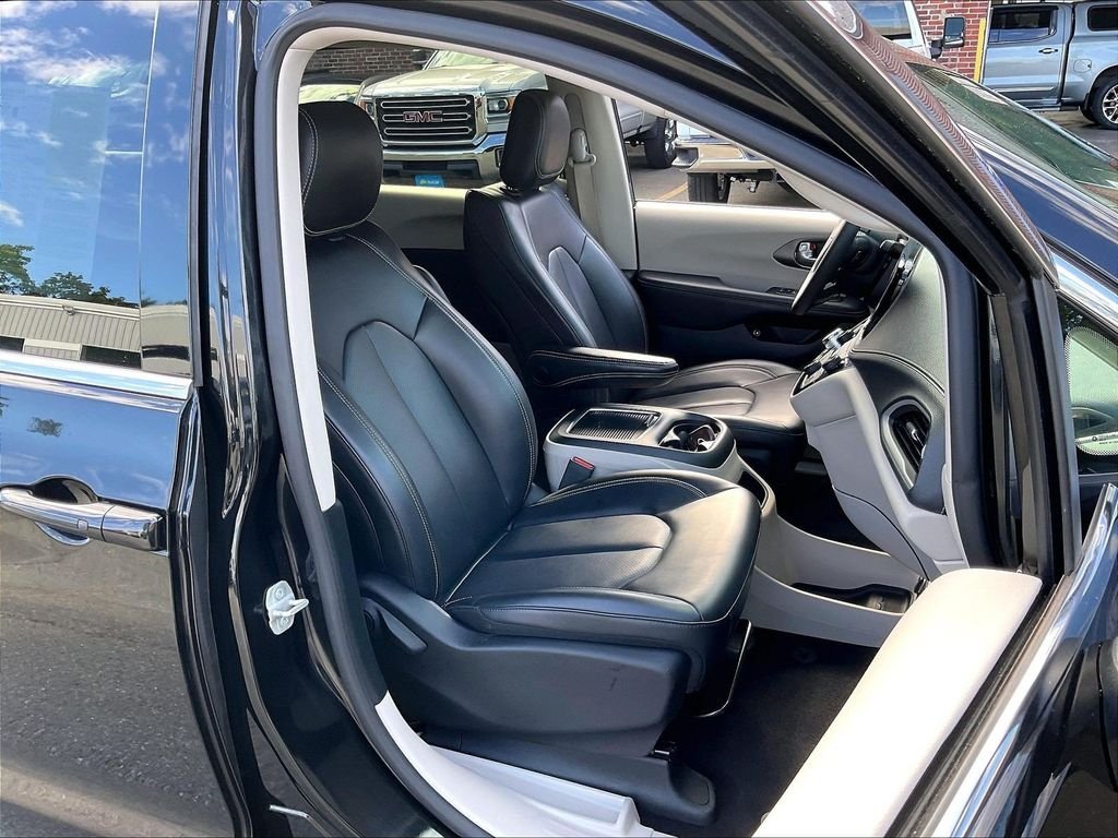 Used 2023 Black Chrysler Touring L image 11