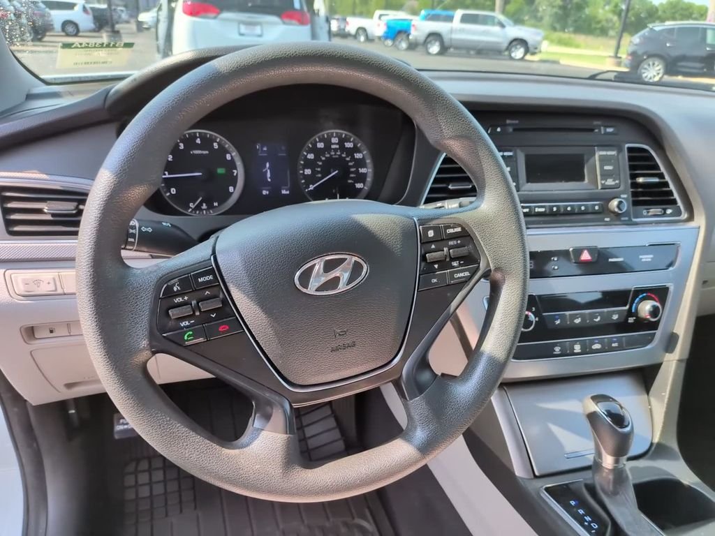 Used 2017 White Hyundai Base image 28
