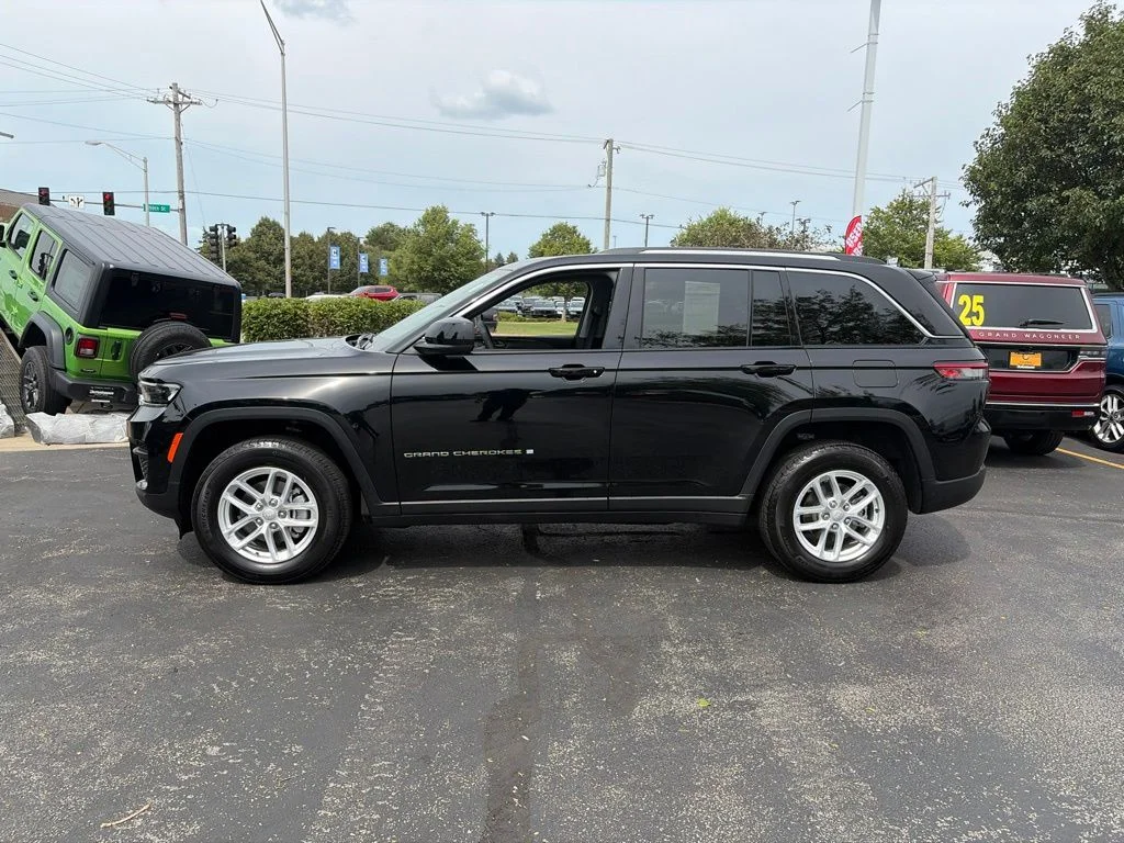 Certified Used 2023 Diamond Black Jeep Laredo image 2