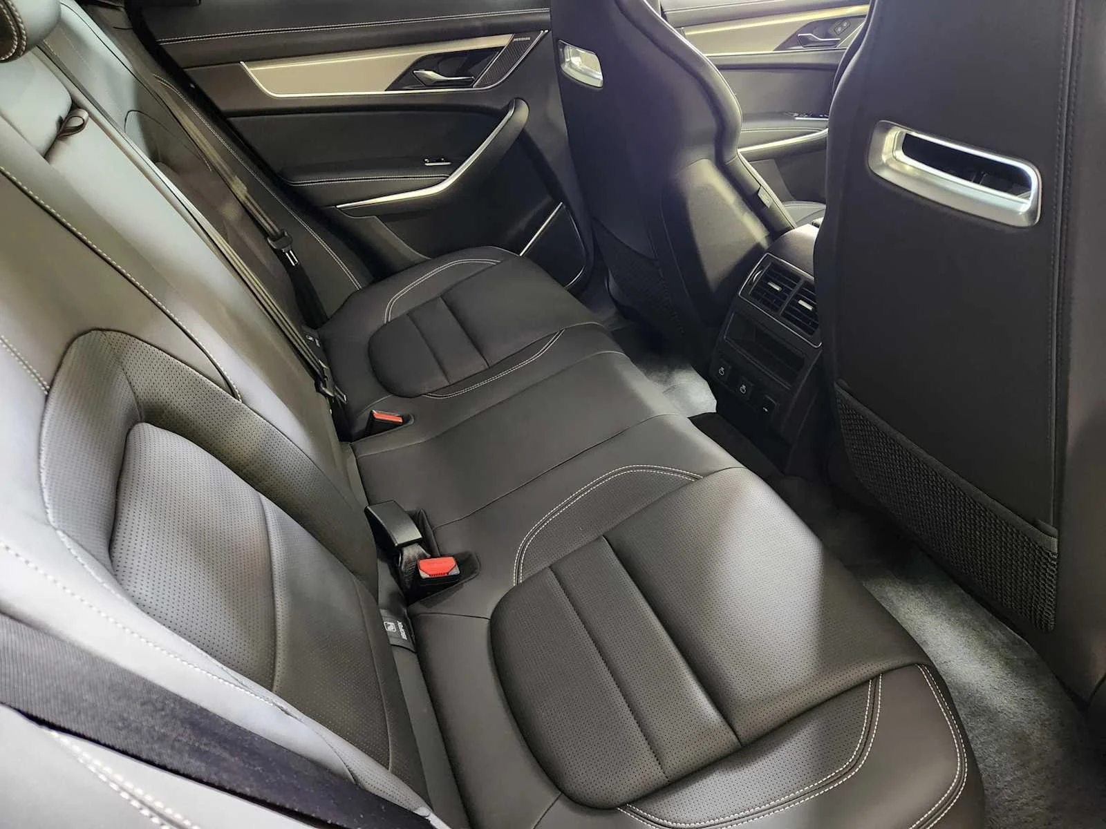 New 2026 Eiger Grey Metallic Jaguar R-Dynamic S image 55