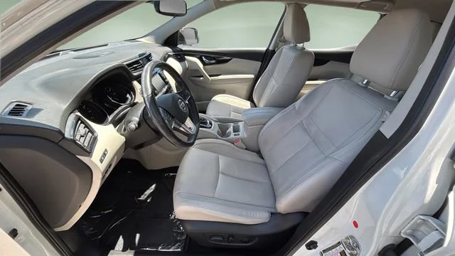 Used 2019 White Nissan SL image 18