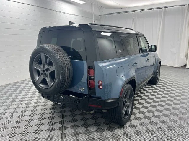 Used 2023 Blue Land Rover X-Dynamic SE image 5