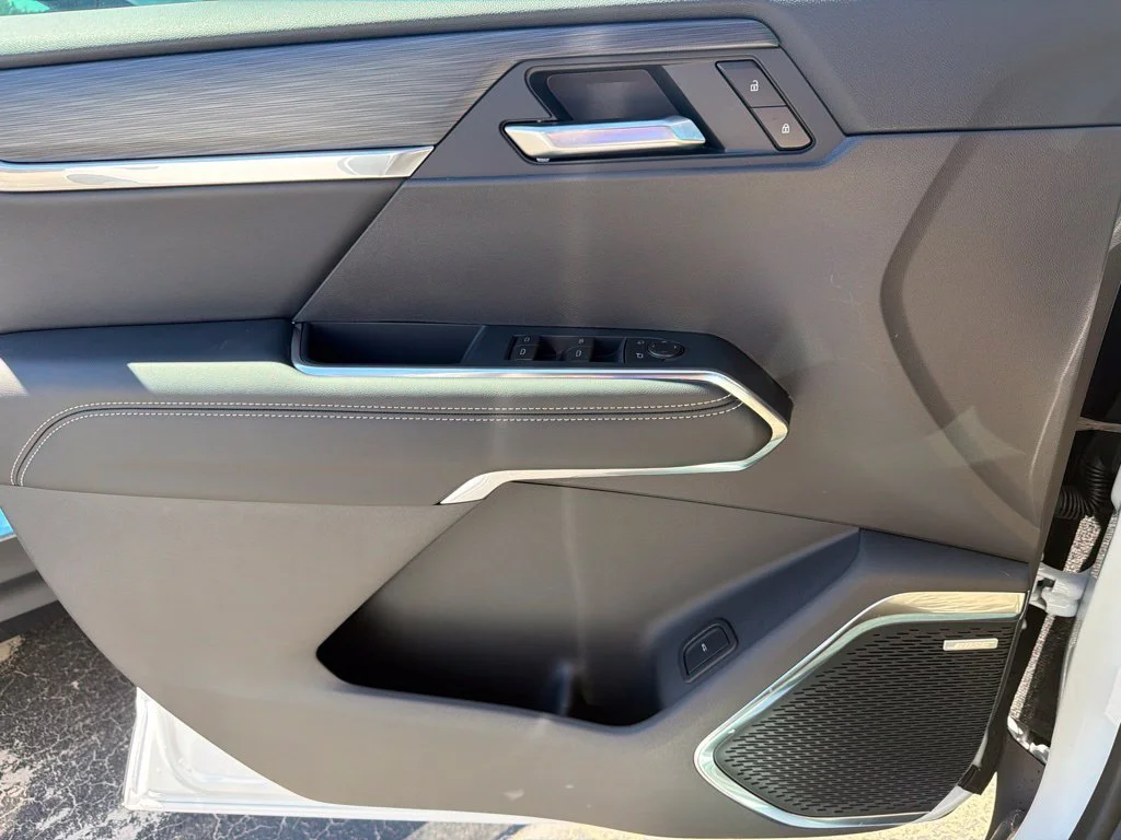 New 2027 Summit White GMC Elevation image 9