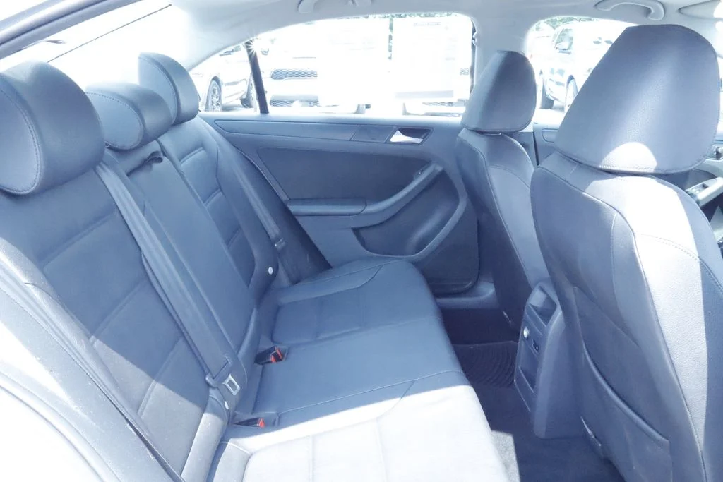 Used 2012 White Volkswagen 2.5L SE image 13