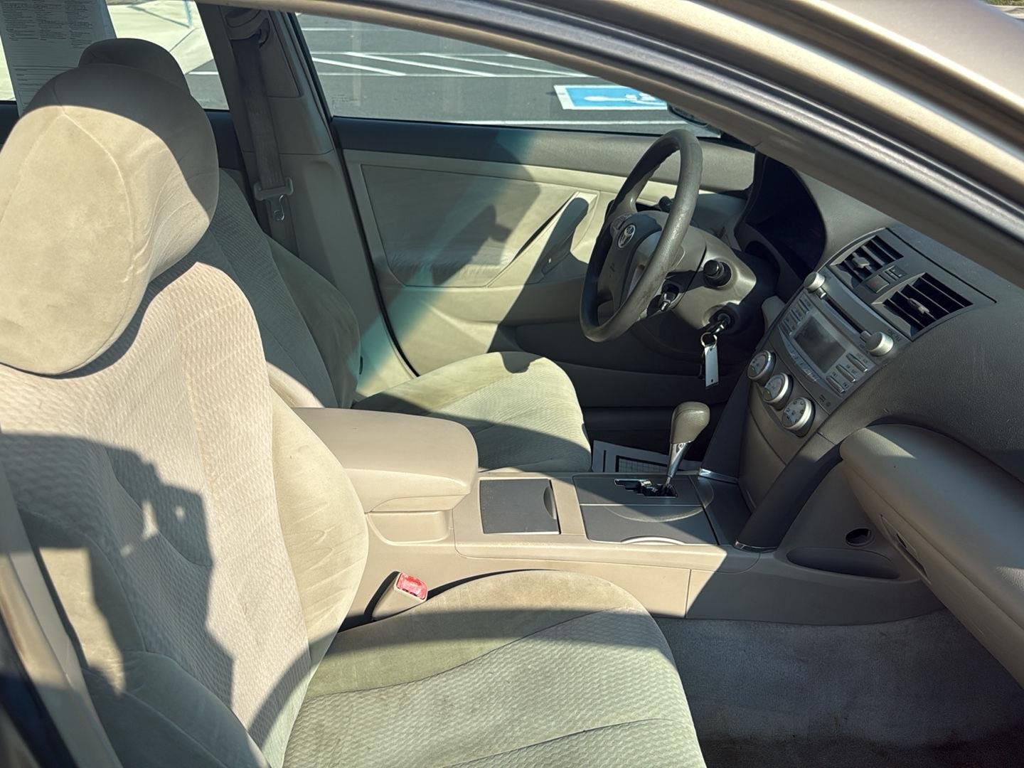 Used 2010  Toyota LE image 21