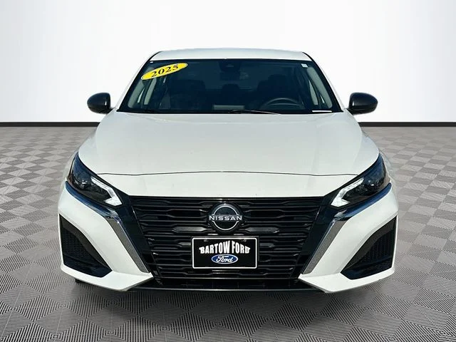 Used 2025 White Nissan 2.5 SV image 2