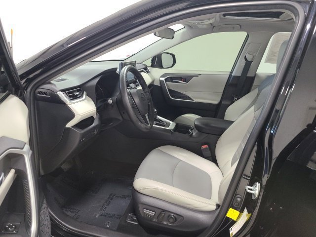 Used 2020 Midnight Black Metallic Toyota XLE Premium image 17