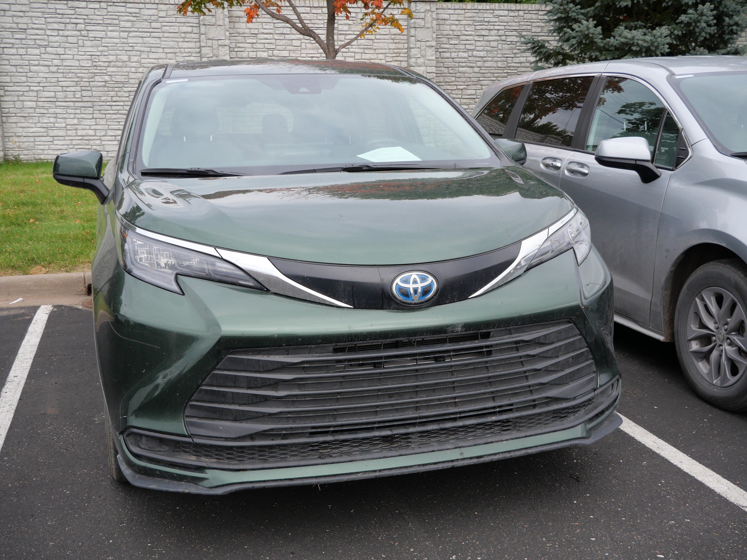 Used 2025 Toyota Sienna LE with VIN 5TDKSKFC9SS204571 for sale in Brooklyn Center, Minnesota