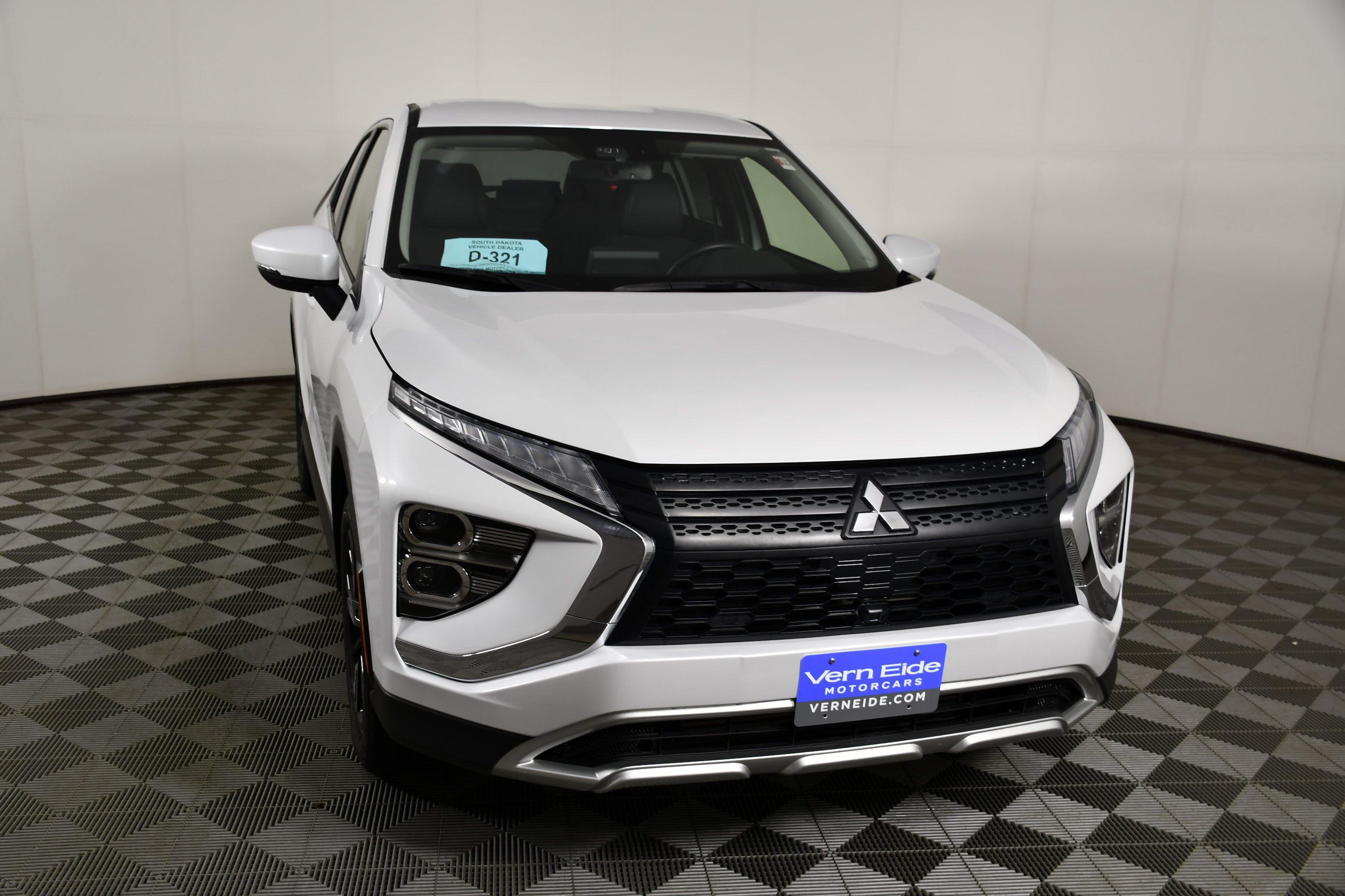 Used 2023 White Diamond Mitsubishi SE image 3