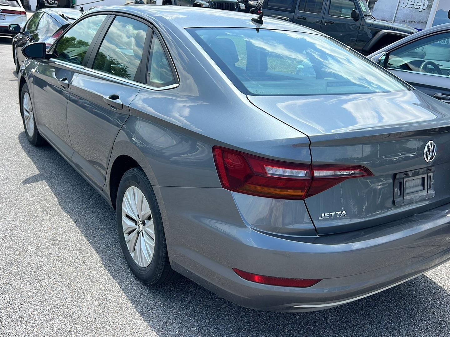 Used 2019 Platinum Gray Metallic Volkswagen SE image 4