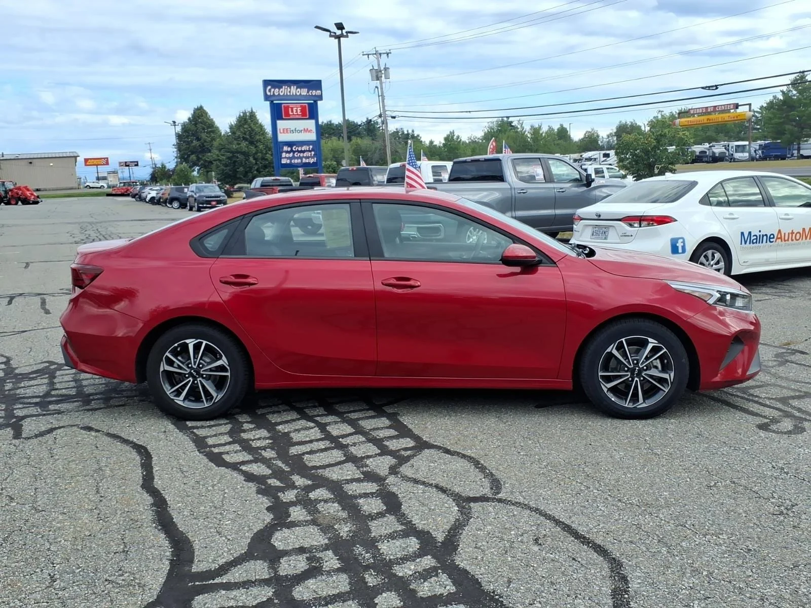 Used 2024 Currant Red Kia LXS image 4